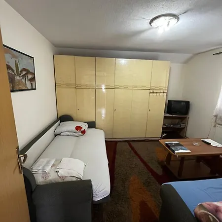 Pear House 2 *